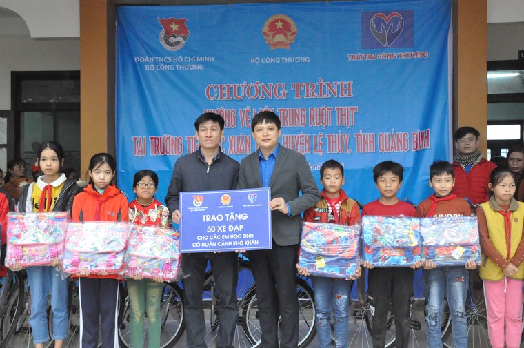 Chương trình 'Hướng về miền Trung ruột thịt': Sẻ chia yêu thương nơi vùng lũ Quảng Bình ảnh 7