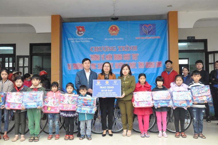 Chương trình 'Hướng về miền Trung ruột thịt': Sẻ chia yêu thương nơi vùng lũ Quảng Bình ảnh 8