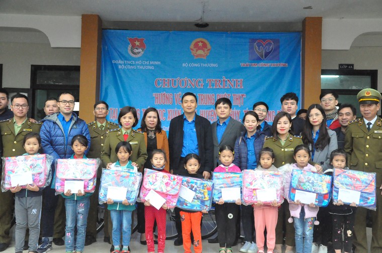 Chương trình 'Hướng về miền Trung ruột thịt': Sẻ chia yêu thương nơi vùng lũ Quảng Bình ảnh 9