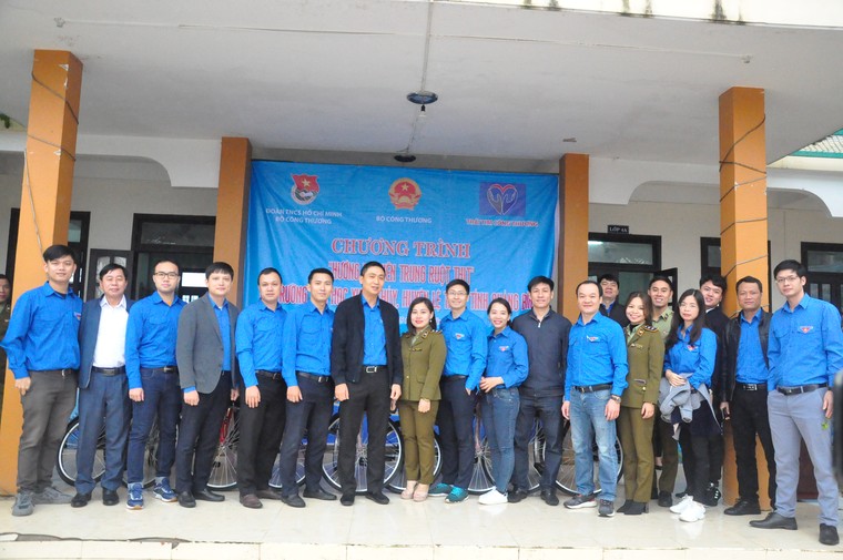 Chương trình 'Hướng về miền Trung ruột thịt': Sẻ chia yêu thương nơi vùng lũ Quảng Bình ảnh 1