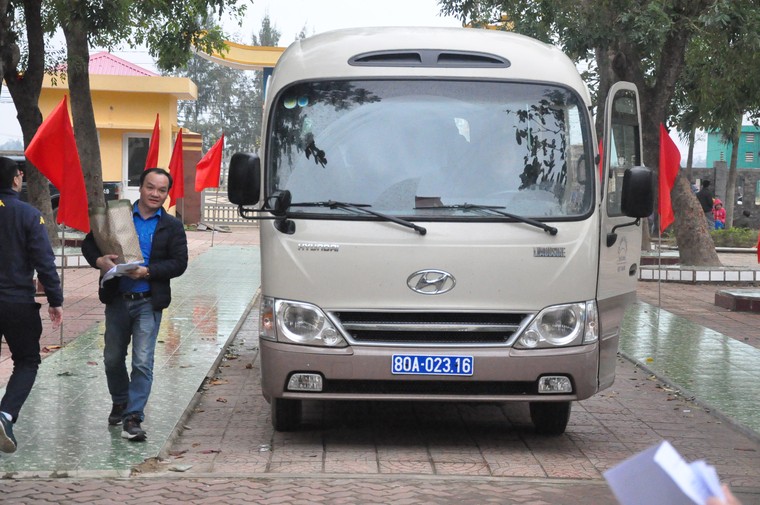 Chương trình 'Hướng về miền Trung ruột thịt': Sẻ chia yêu thương nơi vùng lũ Quảng Bình ảnh 10