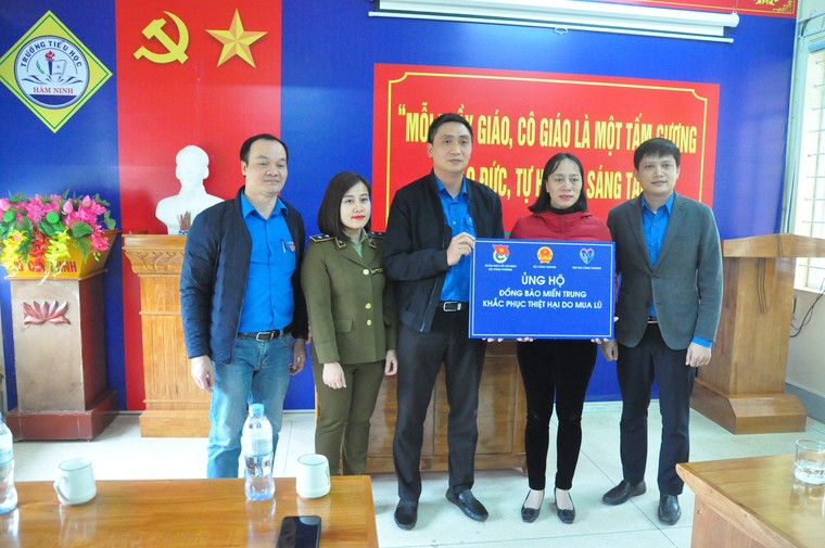 Chương trình 'Hướng về miền Trung ruột thịt': Sẻ chia yêu thương nơi vùng lũ Quảng Bình ảnh 13