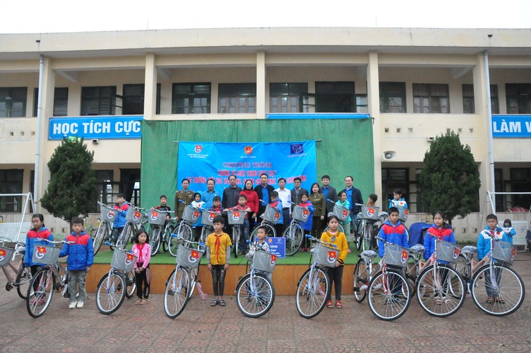 Chương trình 'Hướng về miền Trung ruột thịt': Sẻ chia yêu thương nơi vùng lũ Quảng Bình ảnh 11