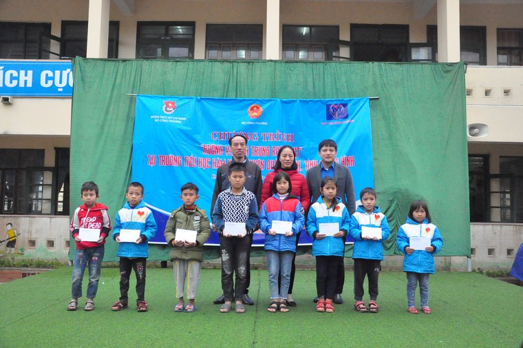 Chương trình 'Hướng về miền Trung ruột thịt': Sẻ chia yêu thương nơi vùng lũ Quảng Bình ảnh 12