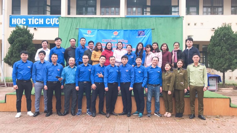 Chương trình 'Hướng về miền Trung ruột thịt': Sẻ chia yêu thương nơi vùng lũ Quảng Bình ảnh 15