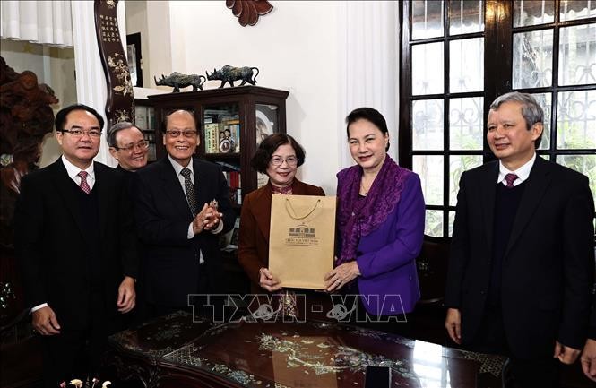 Chủ tịch Quốc hội chúc mừng Giáng sinh tại Tòa Tổng Giám mục Tổng Giáo phận Huế ảnh 1