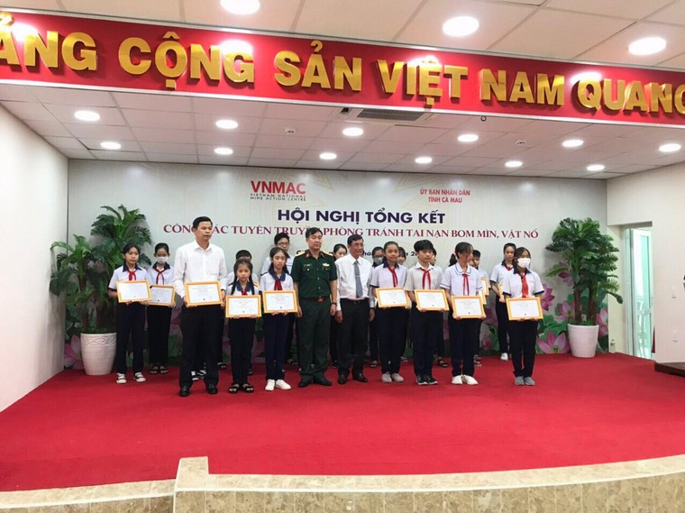 Trao giải cuộc thi tuyên truyền phòng tránh tai nạn bom mìn, vật nổ ảnh 3