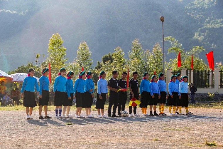 Về Bình Liêu xem các cô gái Sán Chỉ đá bóng ảnh 2