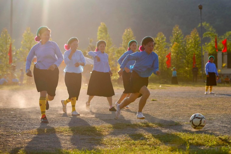 Về Bình Liêu xem các cô gái Sán Chỉ đá bóng ảnh 9