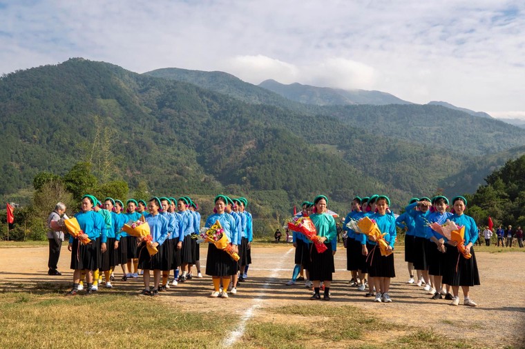 Về Bình Liêu xem các cô gái Sán Chỉ đá bóng ảnh 1