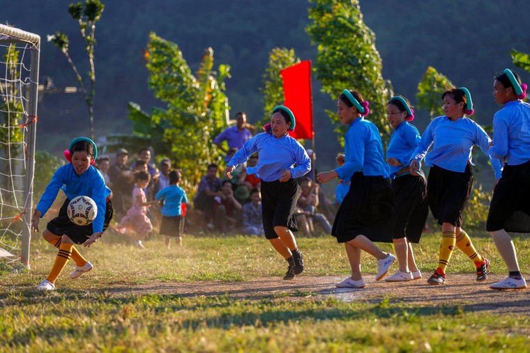 Về Bình Liêu xem các cô gái Sán Chỉ đá bóng ảnh 11