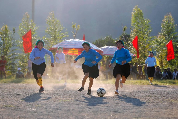 Về Bình Liêu xem các cô gái Sán Chỉ đá bóng ảnh 3
