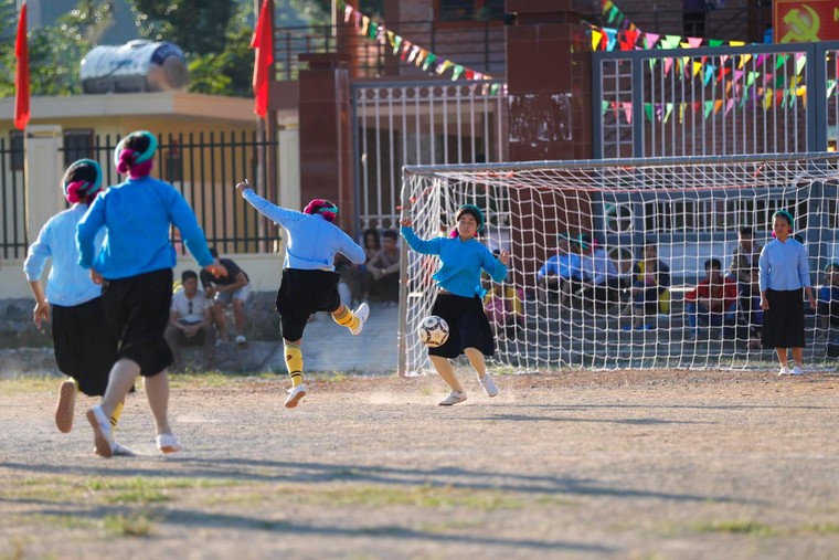 Về Bình Liêu xem các cô gái Sán Chỉ đá bóng ảnh 7
