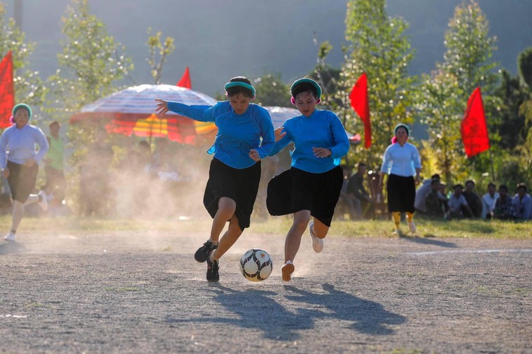 Về Bình Liêu xem các cô gái Sán Chỉ đá bóng ảnh 12