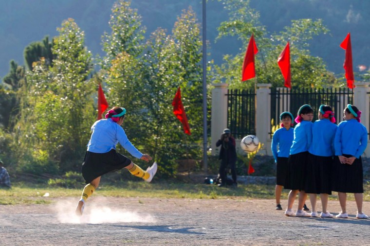 Về Bình Liêu xem các cô gái Sán Chỉ đá bóng ảnh 10