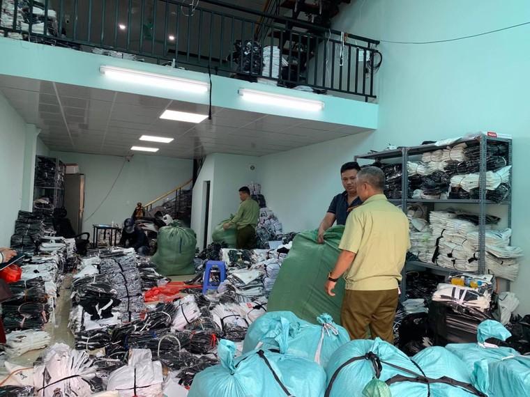 Hà Nội: Triệt phá kho hàng chứa hàng ngàn sản phẩm giả các nhãn hiệu LV, Gucci, Nike ảnh 1