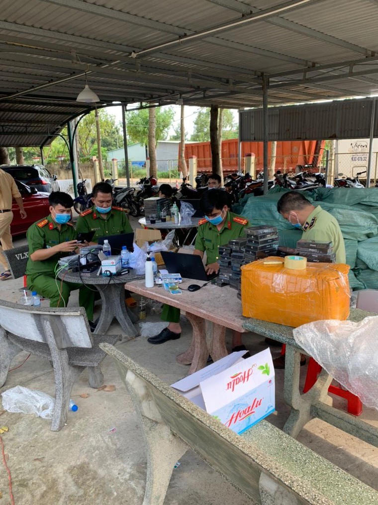 QLTT Bình Phước thu giữ hơn 7.500 điện thoại có dấu hiệu nhập lậu ảnh 2