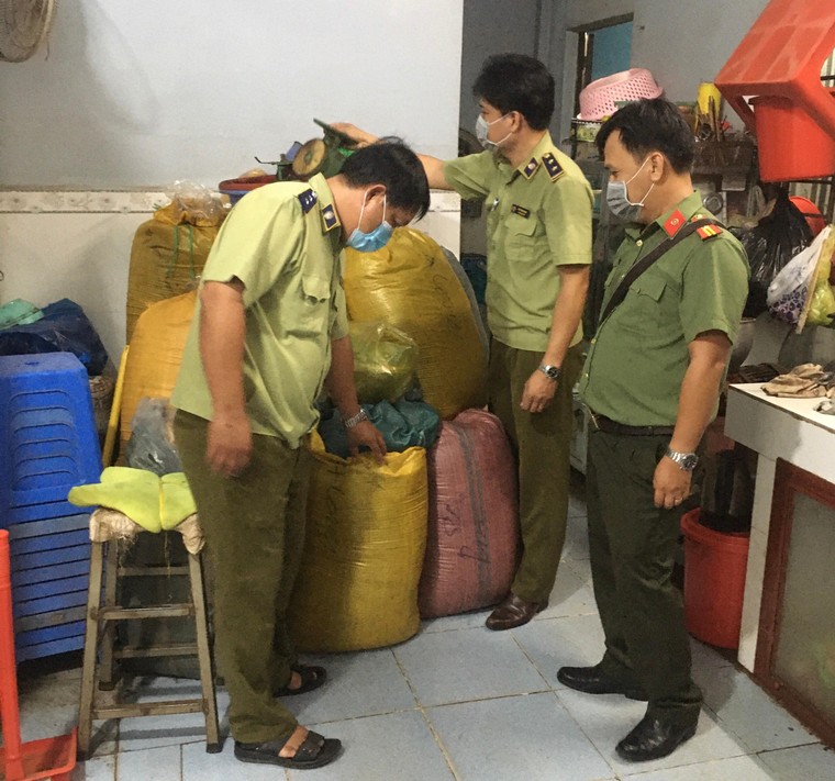 Thu giữ số lượng lớn sản phẩm giả mạo nhiều nhãn hiệu nổi tiếng trà, cà phê tại Vĩnh Long ảnh 1