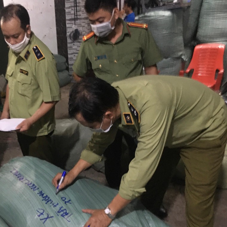 Thu giữ số lượng lớn sản phẩm giả mạo nhiều nhãn hiệu nổi tiếng trà, cà phê tại Vĩnh Long ảnh 4