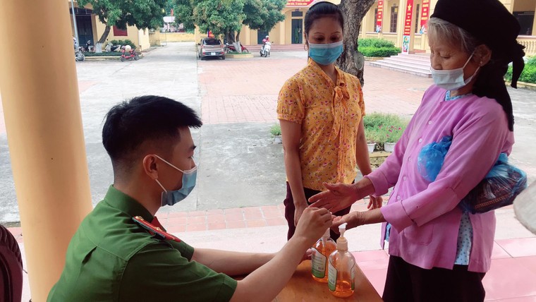 Hà Nội: Xã Võng Xuyên đạt tỷ lệ 98% tiến độ cấp CCCD gắn chíp cho người dân ảnh 2