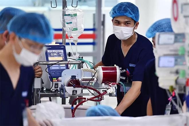 Đề xuất tăng phụ cấp ưu đãi nghề để giữ cán bộ y tế ảnh 1