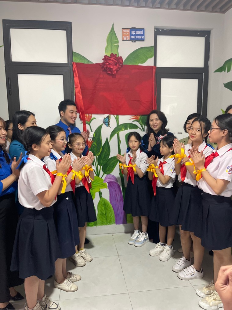 Học sinh chung tay tạo nhà vệ sinh trường học thân thiện ảnh 1