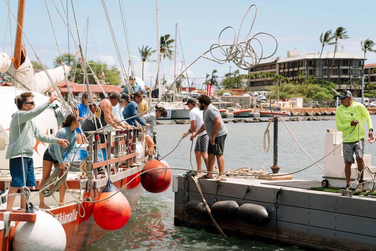 Những người sống sót cùng nhau vượt qua nghịch cảnh ảnh 2