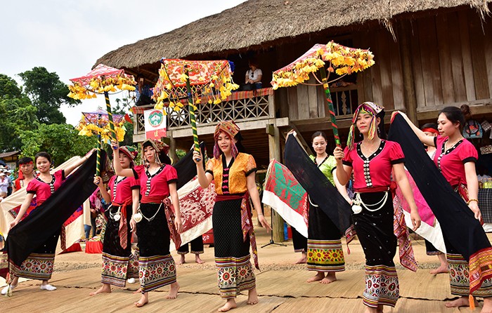 Xăng Khan - Độc đáo Lễ Hát múa dưới cây bông ảnh 2