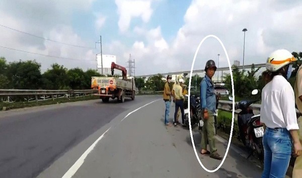 Công an vào cuộc vụ 'người lạ mặt' rượt đuổi, cấm người dân ghi hình CSGT ảnh 1