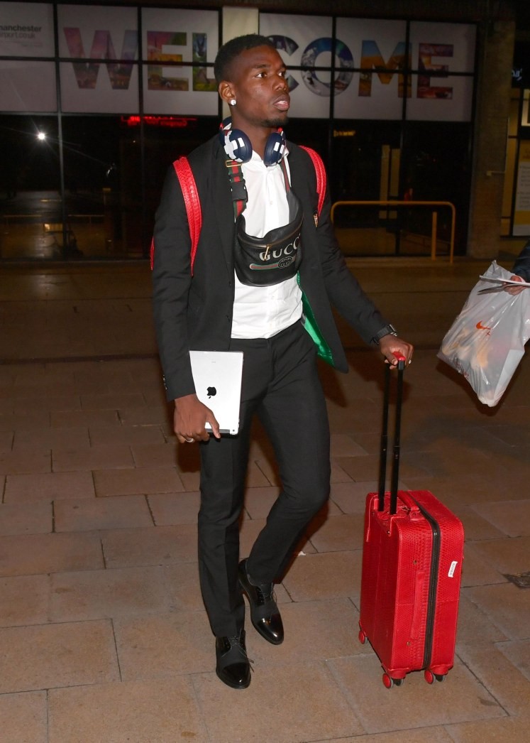 Chùm ảnh đoàn quân MU buồn bã trở về sau thất bại tại tứ kết Champion League ảnh 3