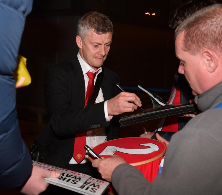 Chùm ảnh đoàn quân MU buồn bã trở về sau thất bại tại tứ kết Champion League ảnh 4