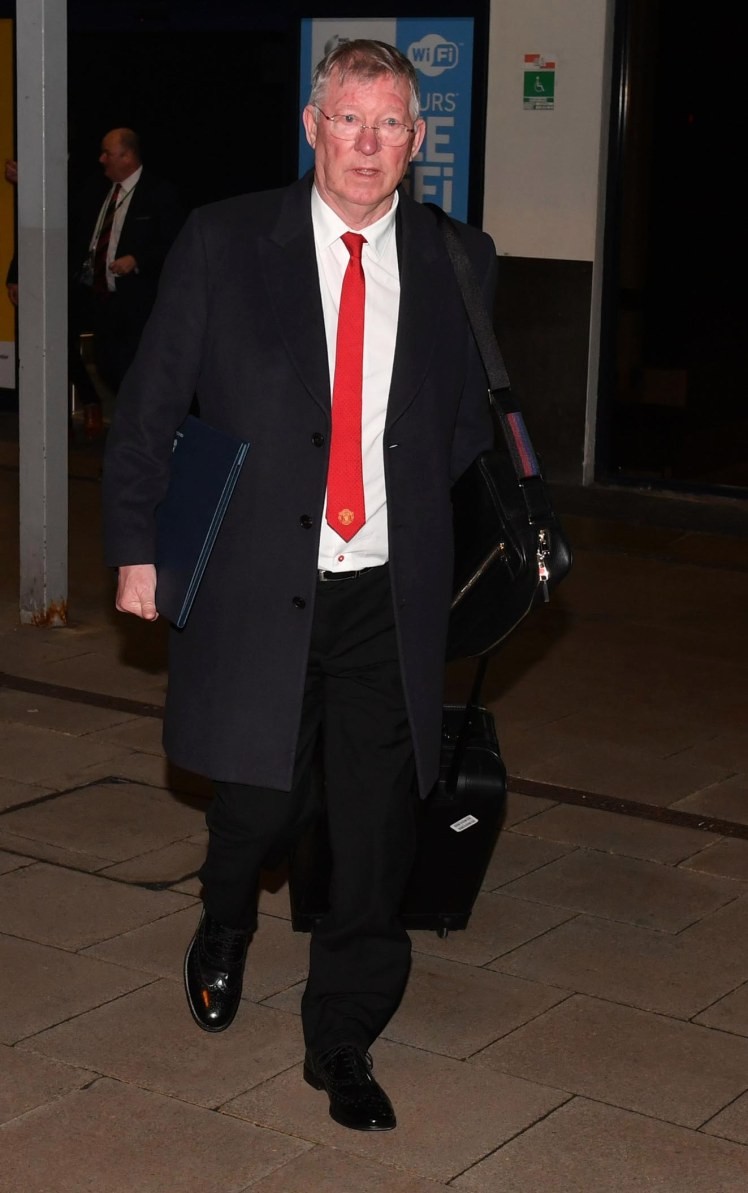 Chùm ảnh đoàn quân MU buồn bã trở về sau thất bại tại tứ kết Champion League ảnh 8