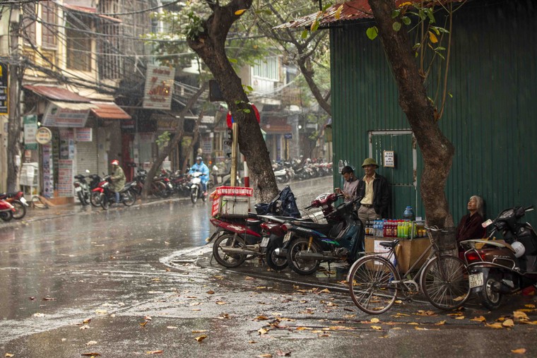 Hà Nội: Cuộc sống mưu sinh dưới mưa ảnh 2