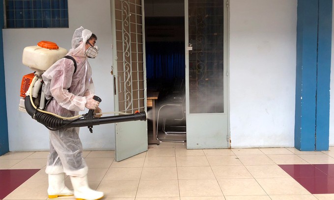 Hàng loạt trường ở Sài Gòn 'đóng cửa' để chống Covid-19 ảnh 1