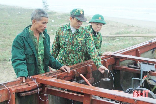 Cứu sống 2 ngư dân bị chìm thuyền trên vùng biển Hà Tĩnh ảnh 3