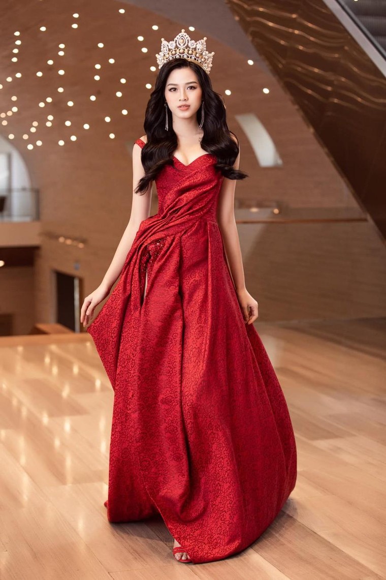 Hoa hậu Đỗ Thị Hà thần thái gợi cảm trong bộ đầm đỏ xẻ cao ảnh 2