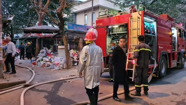 Cháy lớn ở chợ Xanh Linh Đàm, khói bốc cao hàng trăm mét ảnh 1