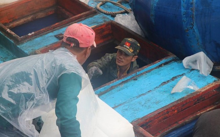 [Photo] Ngư dân vươn khơi đón Tết trên biển với mong ước cá đầy khoang ảnh 2