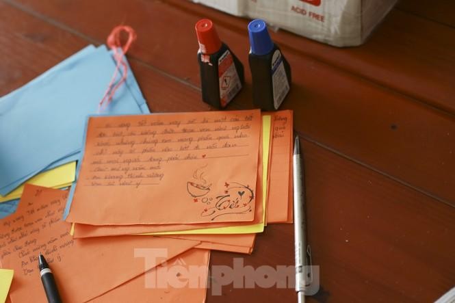 Học sinh Nghệ An mang hương vị tết đến với bệnh nhân nghèo ảnh 11