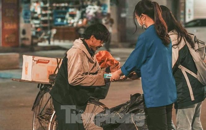 Học sinh Nghệ An mang hương vị tết đến với bệnh nhân nghèo ảnh 14