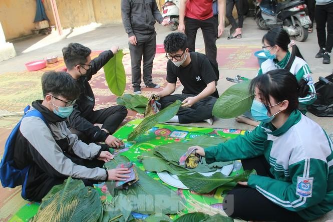 Học sinh Nghệ An mang hương vị tết đến với bệnh nhân nghèo ảnh 2