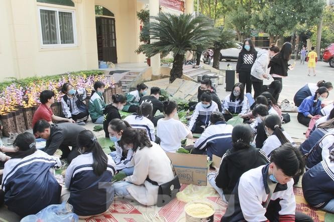 Học sinh Nghệ An mang hương vị tết đến với bệnh nhân nghèo ảnh 3