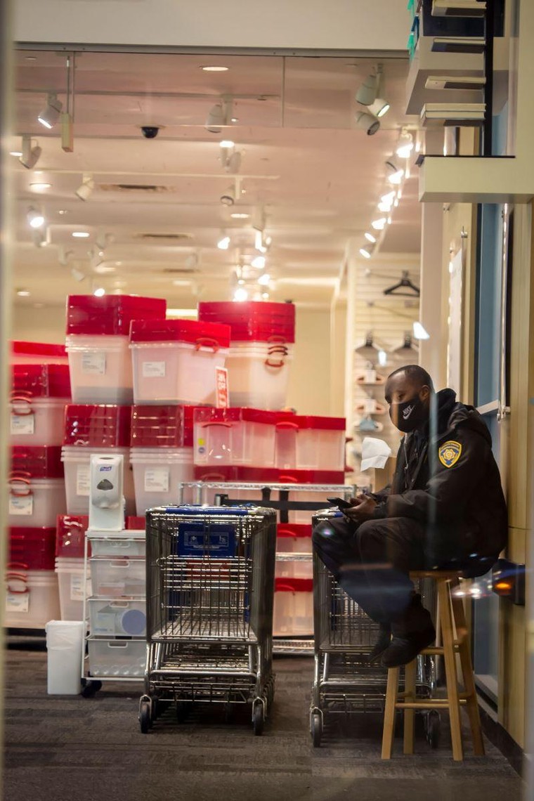 Nhân viên bảo vệ - Nghề nguy hiểm giữa đại dịch COVID-19 ảnh 1