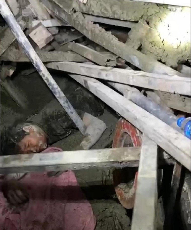 Hà Nội: Kịp thời giải cứu người mắc kẹt do sập giàn giáo ảnh 1