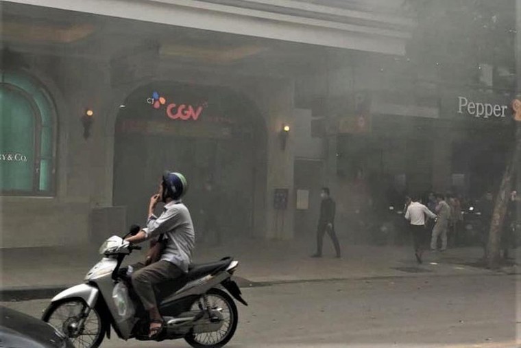 Ô tô bốc cháy dưới tầng hầm Tràng Tiền Plaza ảnh 1