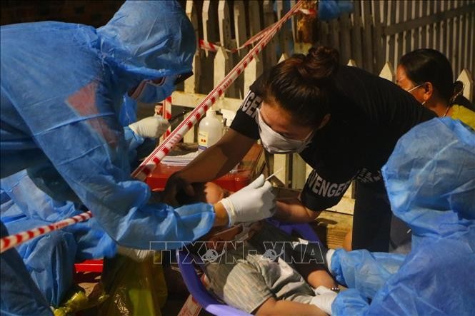 Trắng đêm lấy mẫu xét nghiệm cho khoảng 40.000 người tại Bình Dương ảnh 2