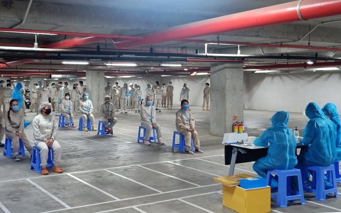 Công nhân "cắm trại" tại nhà máy ảnh 2