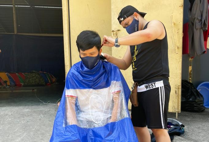 Công nhân "cắm trại" tại nhà máy ảnh 1