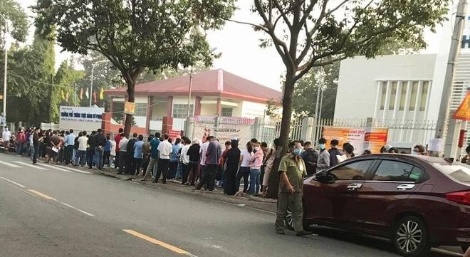 Hơn 100 phụ huynh xếp hàng thâu đêm mua hồ sơ cho con vào lớp 1 ảnh 2