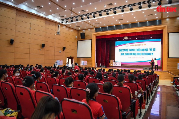 350 cán bộ, sinh viên Đại học Y Hà Nội vào Bình Dương chống dịch ảnh 1